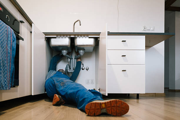Professional Emergency Plumber technician working in Ithaca, NE